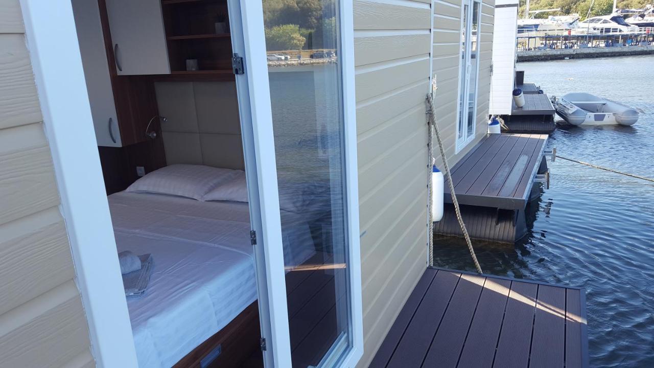 Hotel Hausboot Pula - Floating House Water Lily Exteriér fotografie