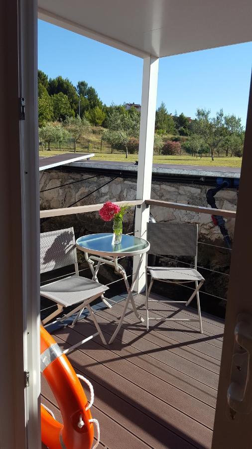 Hotel Hausboot Pula - Floating House Water Lily Exteriér fotografie